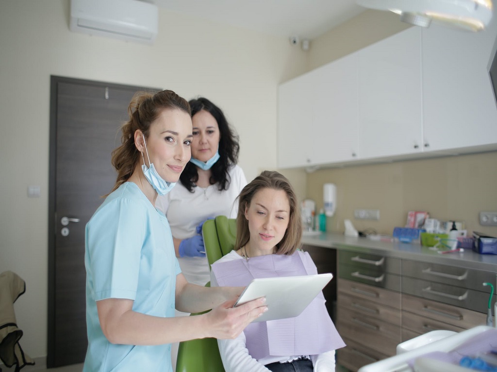 An image displaying two doctors discussing the array of non-invasive cosmetic treatments offered at "Cell Healing," a clinic specializing in cosmetic rejuvenation. The graphic lists services such as non-invasive fat reduction/body contouring,, acne/scar/face lifting/wrinkle reduction treatments, anti-aging solutions.